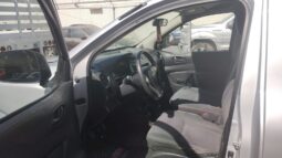 
NISSAN NP300 Redilas  con clima full									