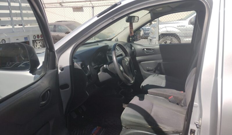 
NISSAN NP300 Redilas  con clima full									