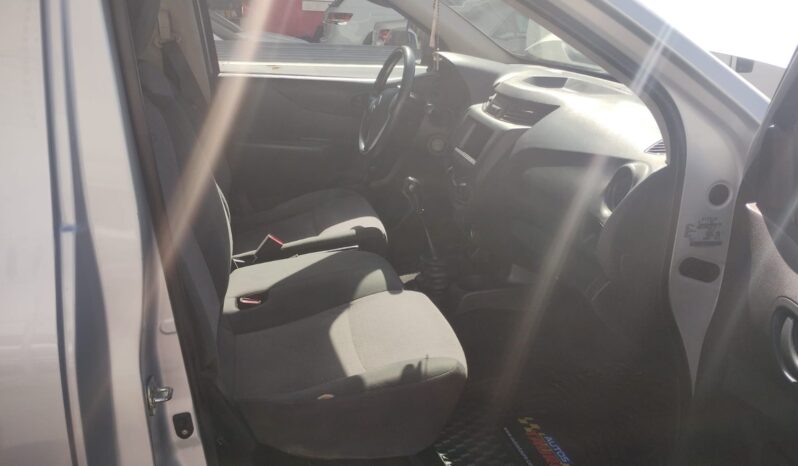 
NISSAN NP300 Redilas  con clima full									