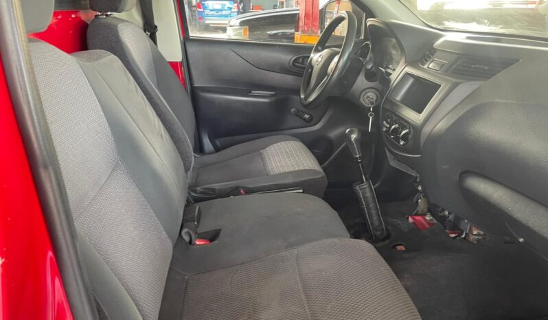 
NISSAN NP300 Redilas  con clima full									